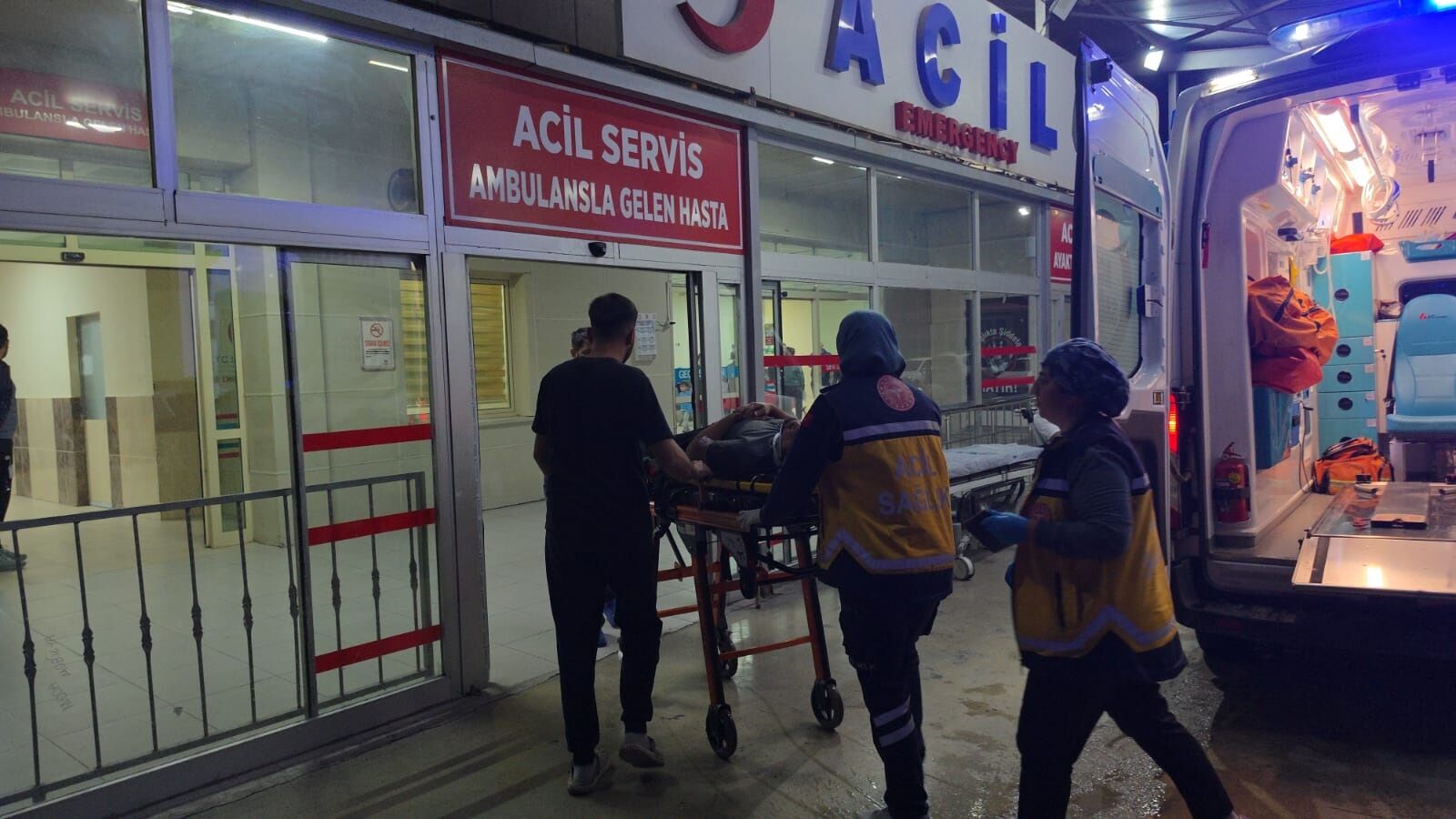 Kozan’da Kanala Düşen Hafif Ticari Araçta 2 Kişi Yaralandı (3)