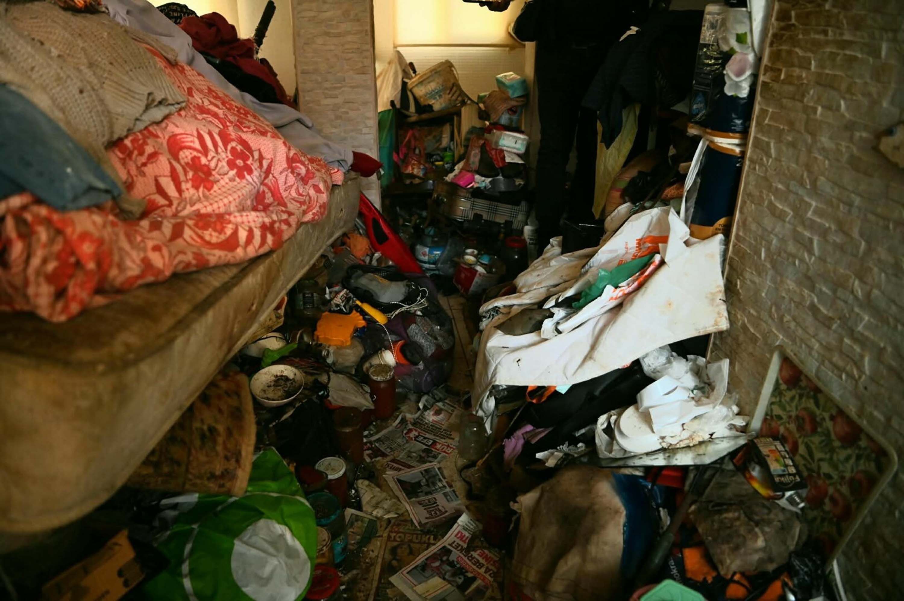 Kuşadası’nda Çöp Evden 6 Kamyon Atık Çıkarıldı Yazı (2)