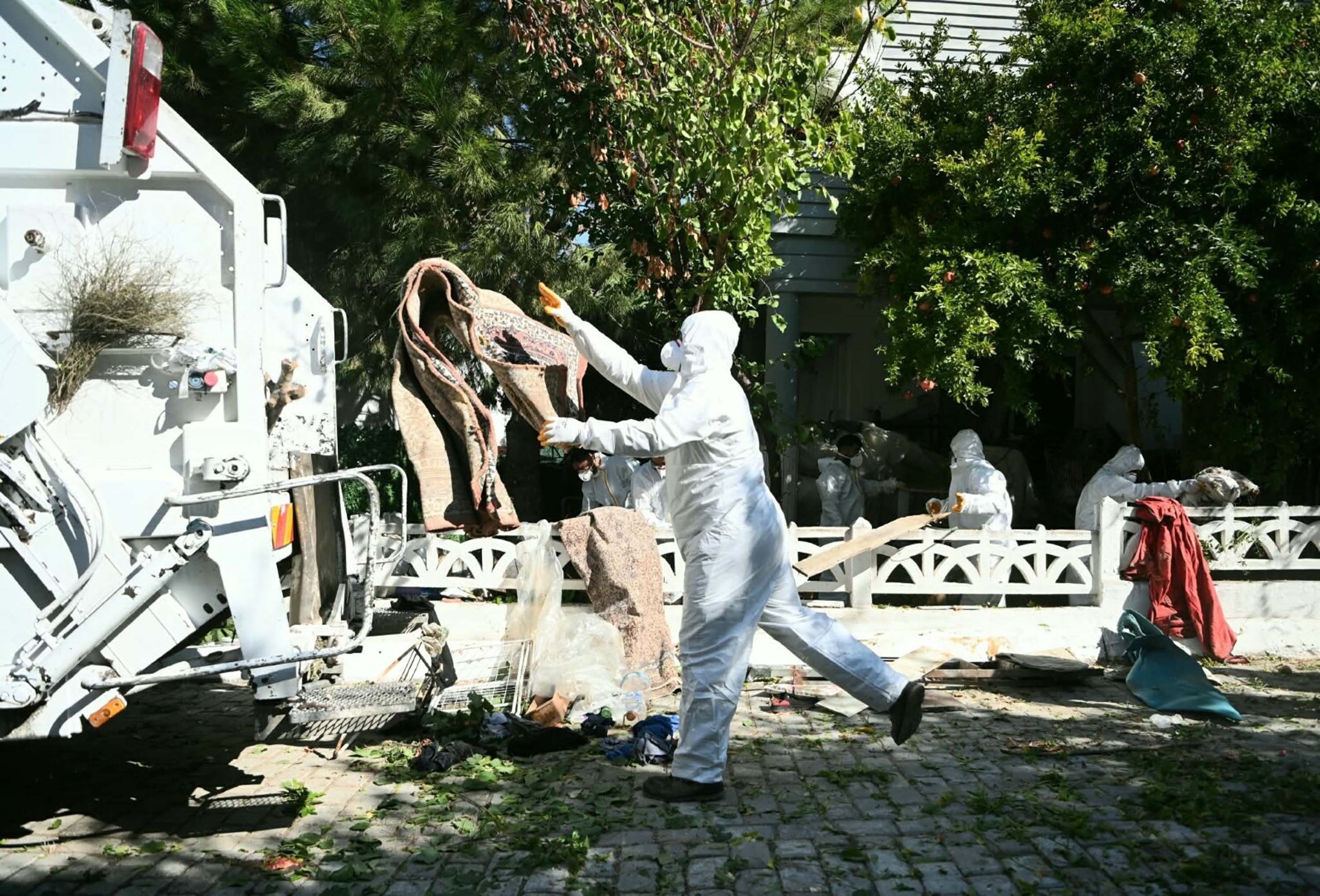 Kuşadası’nda Çöp Evden 6 Kamyon Atık Çıkarıldı Yazı (4)