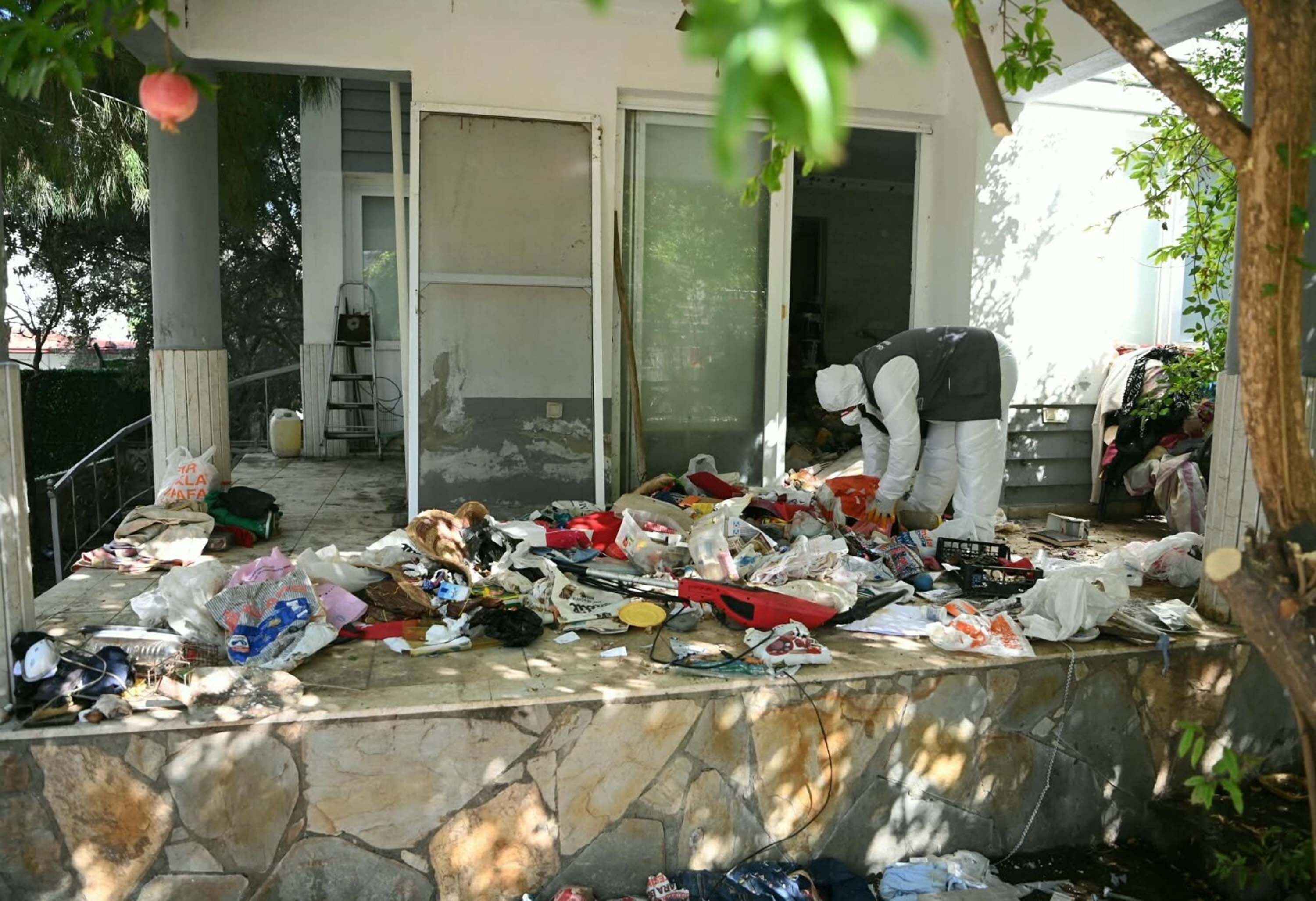 Kuşadası’nda Çöp Evden 6 Kamyon Atık Çıkarıldı Yazı (5)