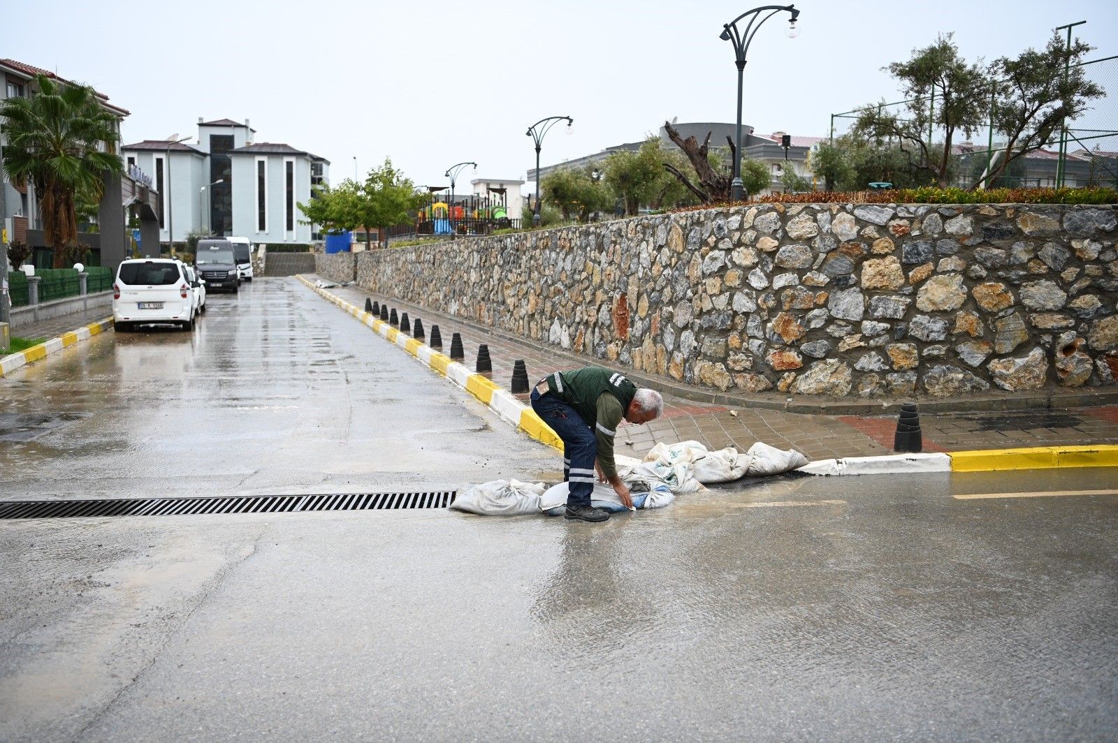 Kuşadası’nda Yağış Sonrası Mazgal Ve Giderler Temizlendi (2)