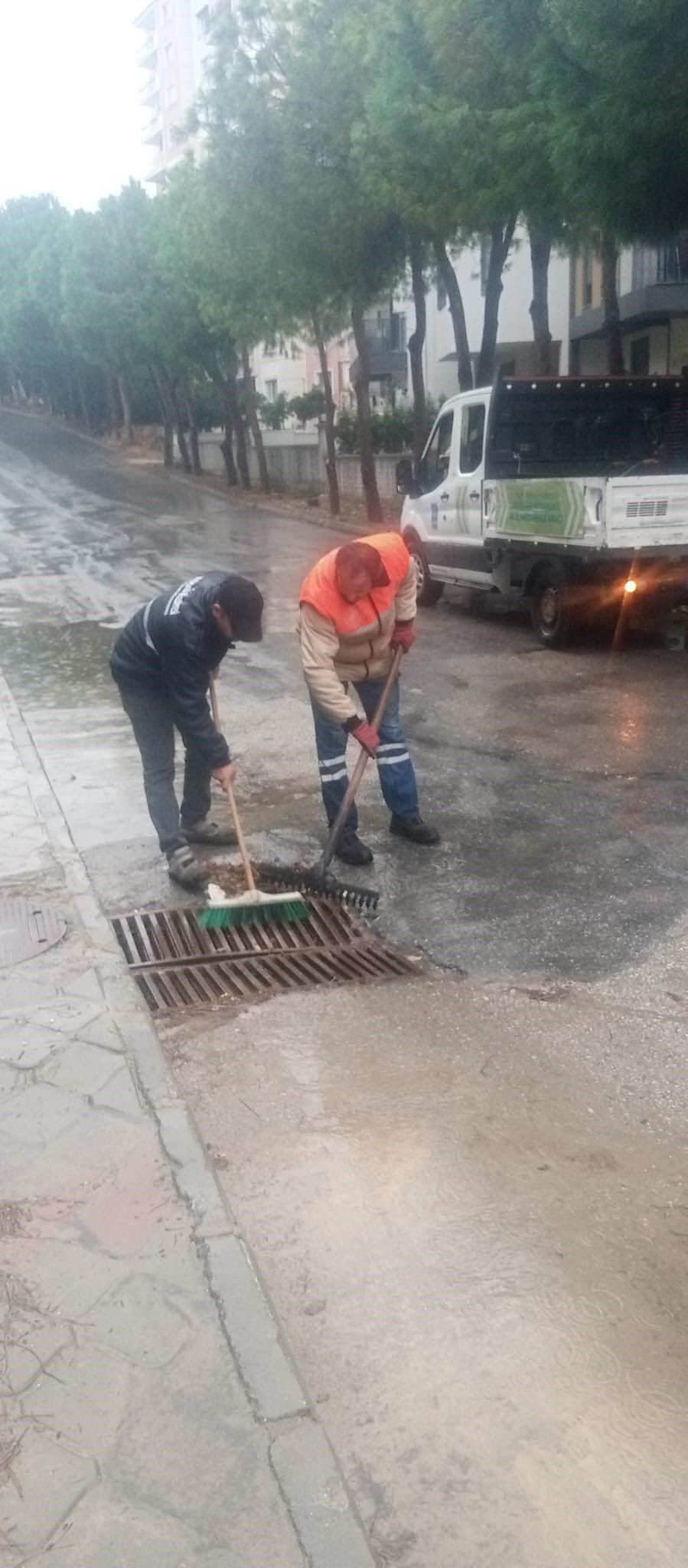 Kuşadası’nda Yağış Sonrası Mazgal Ve Giderler Temizlendi