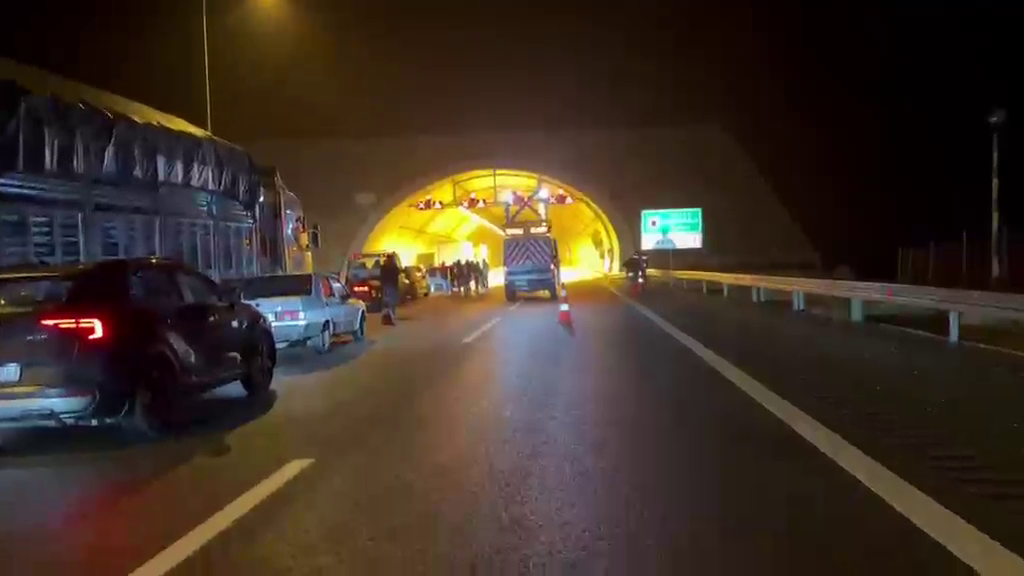 Kuzey Marmara Otoyolu’nda Tir Yangını Tünel Trafiğe Kapatıldı