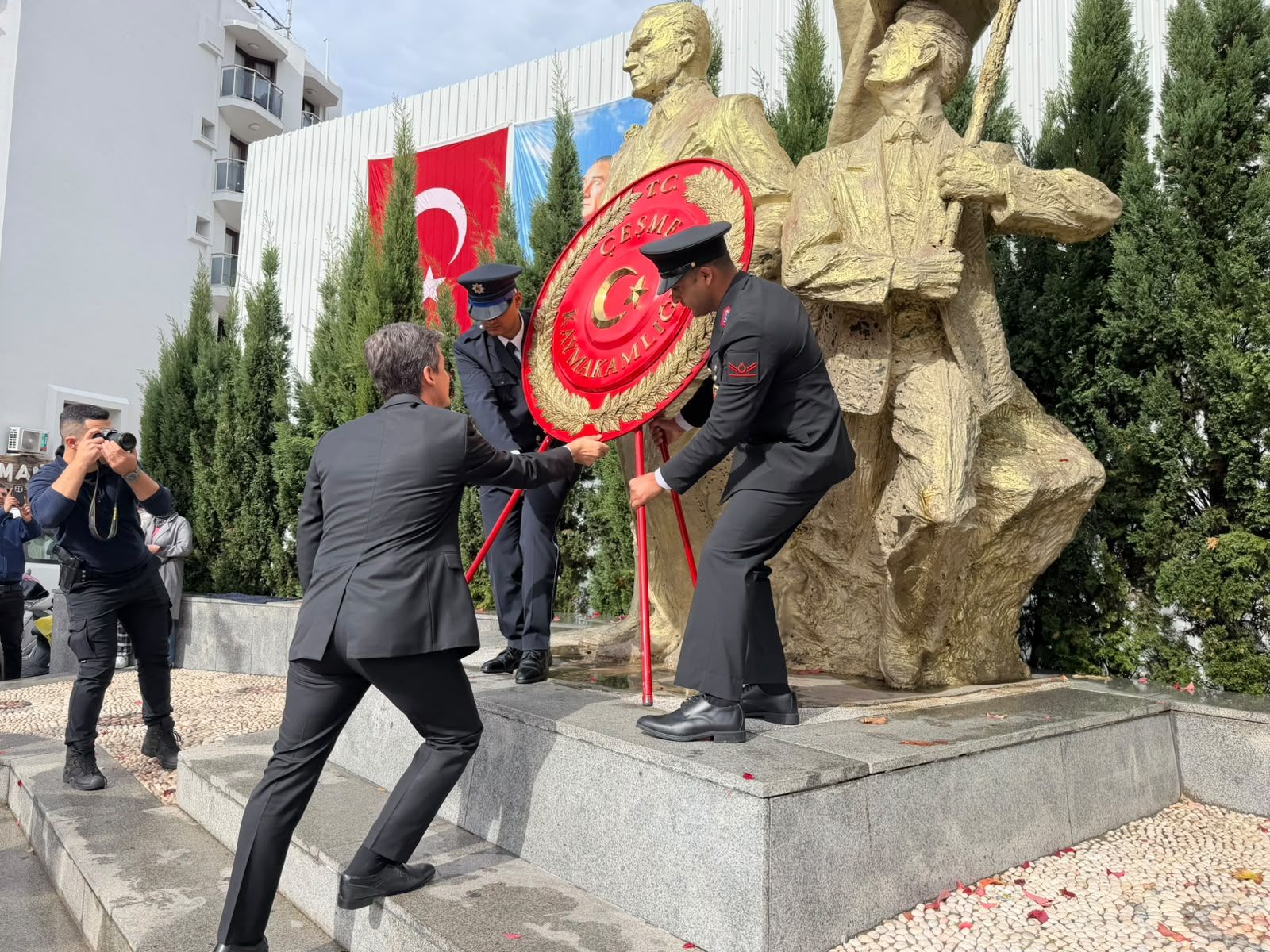 Çeşme’de Cumhuriyet’in 103. yıl kutlamaları çelenk sunma töreniyle başladı