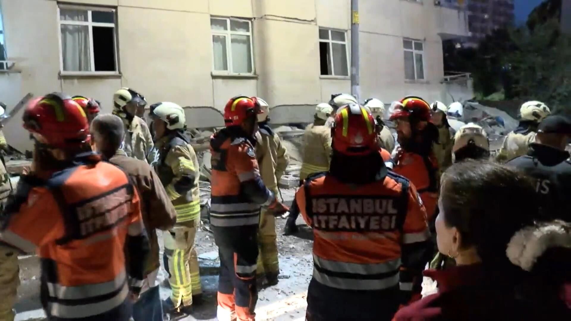 Maltepe’de bina çöktü: Enkazdan 10 kişi kurtarıldı!