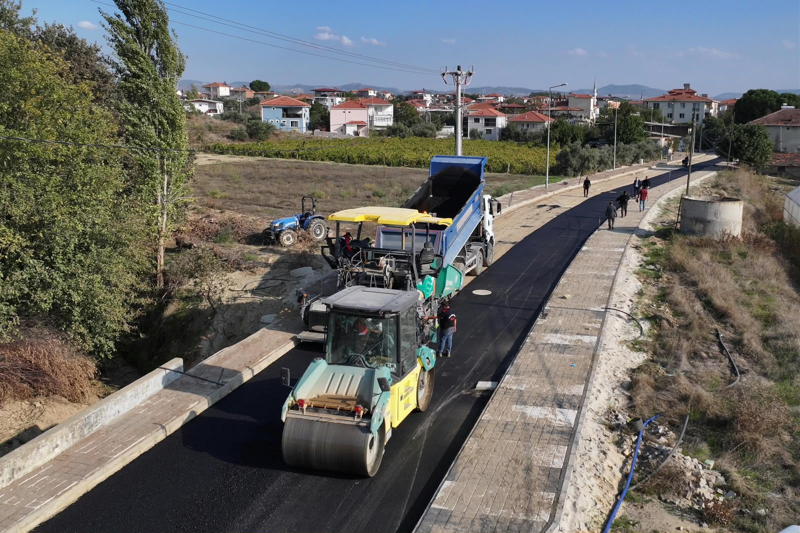 Manisa Büyükşehir Belediyesi, Köprübaşı’nda Yaklaşık 2 Kilometrelik Evren Caddesi’nde Sıcak Asfalt Çalışması Yürütüyor.