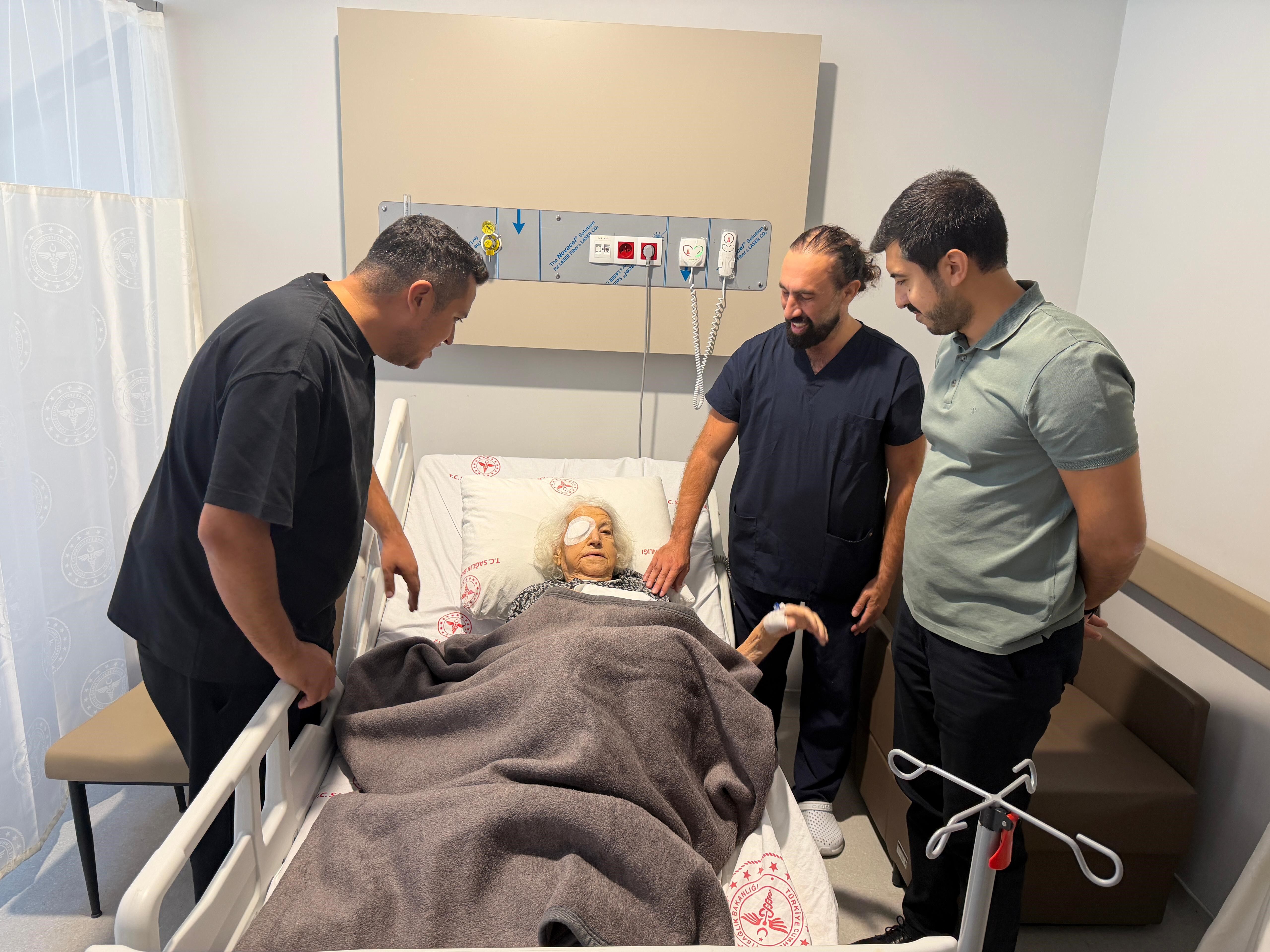 Marmaris’te 93 Yaşındaki Hastaya Başarılı Katarakt Ameliyatı