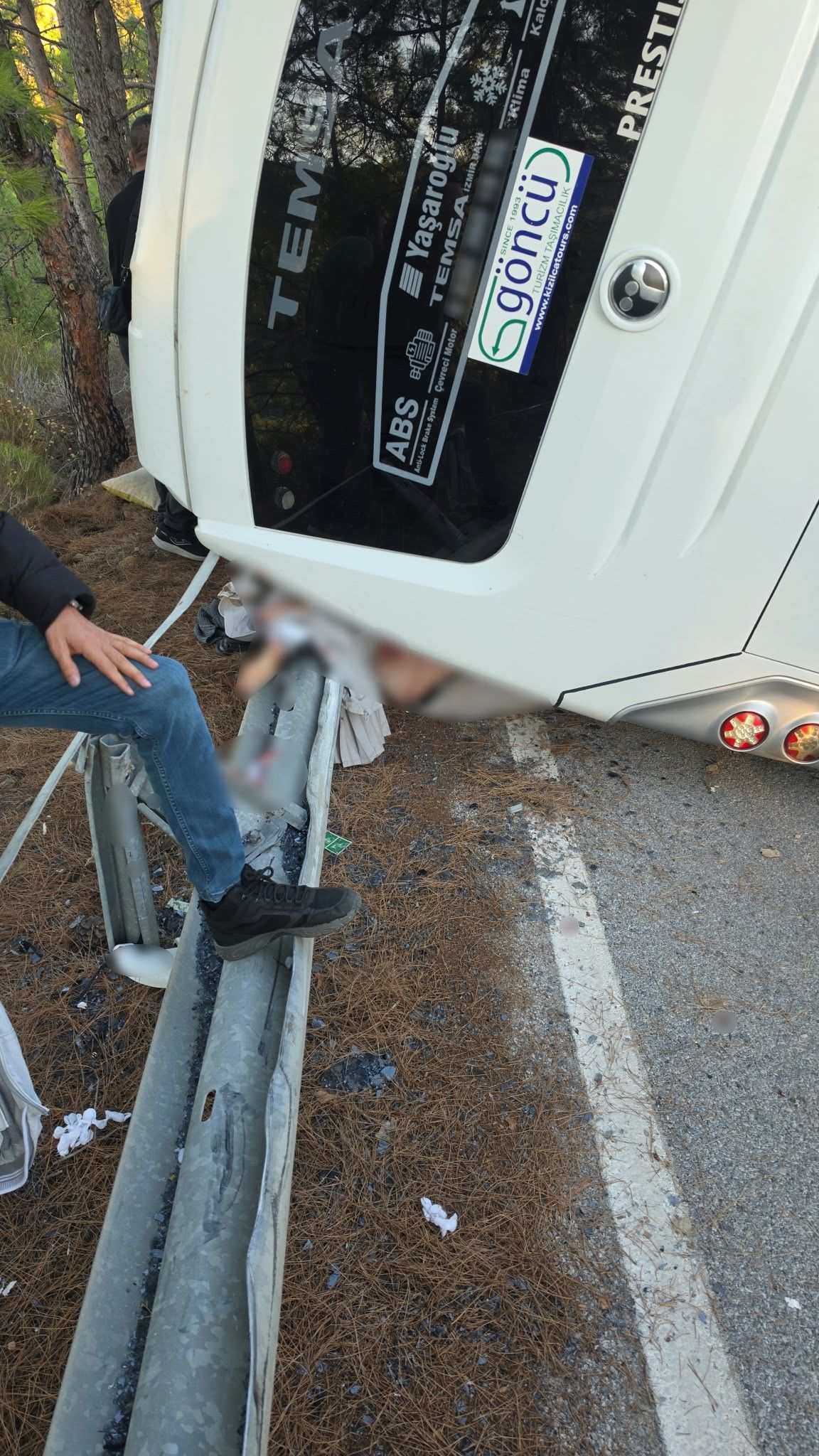 Marmaris’te Otel Personelini Taşıyan Minibüs Devrildi