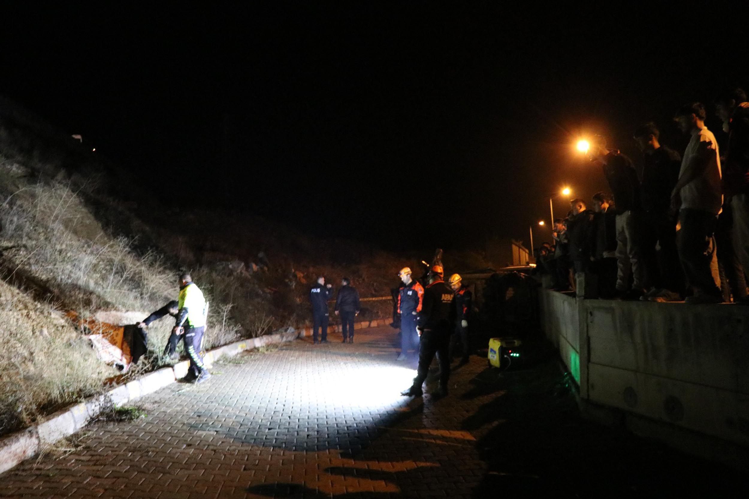 Oltu’da Araç Uçuruma Yuvarlandı 1 Ölü, 3 Yaralı (2)