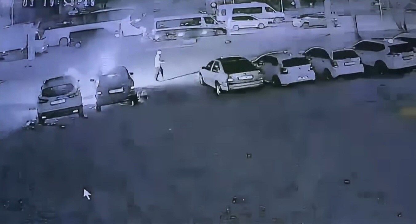 Oto Galerideki 6 Aracı Ateşe Verdi, Ardından Polise Teslim Oldu-1