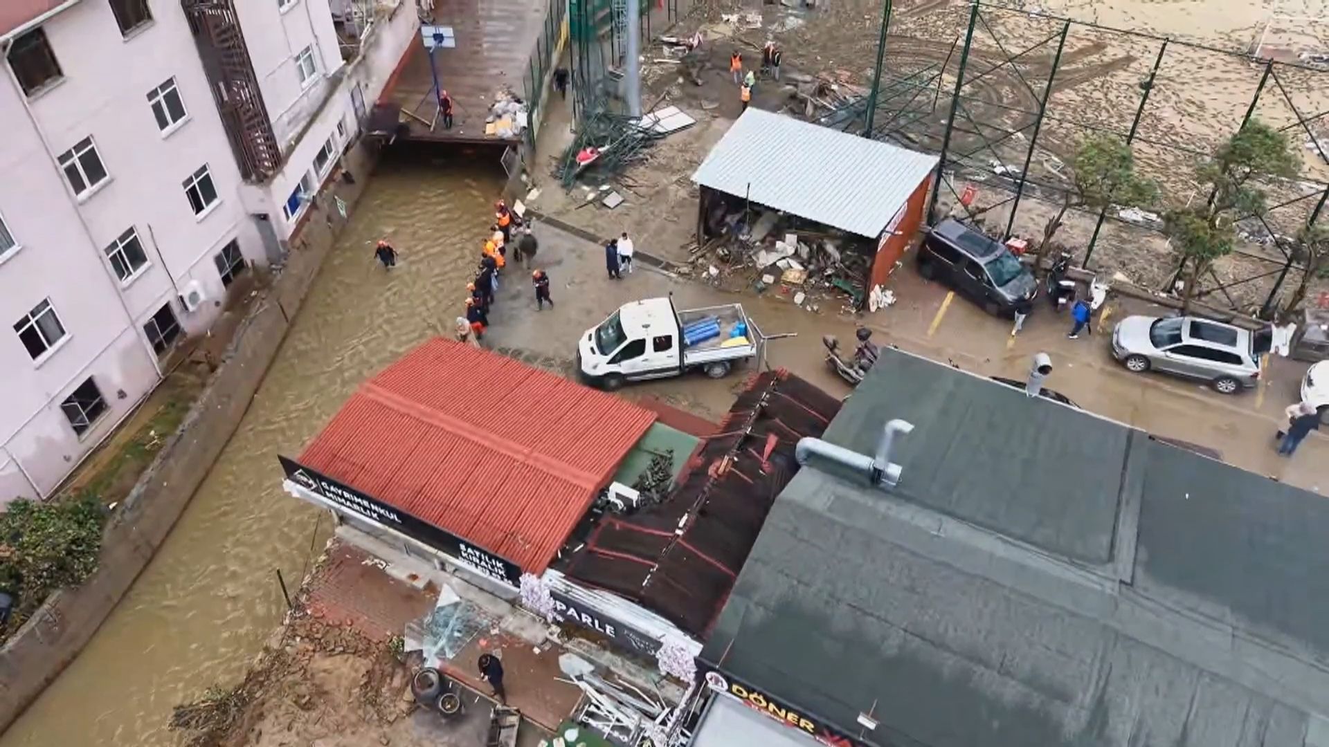 Sarıyer Ayazağa’da Riskli Yapıların Yıkımına Başlandı (2)