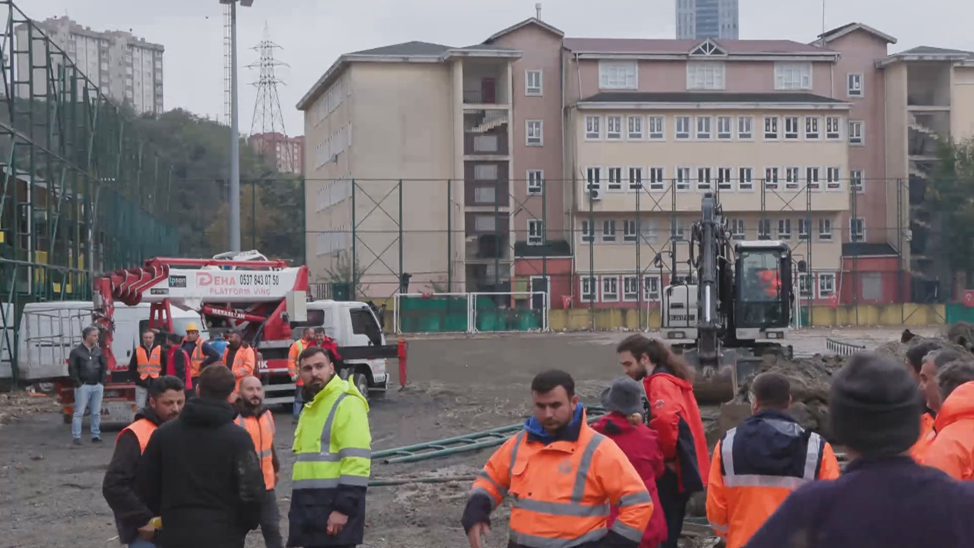 Sarıyer Ayazağa’da riskli yapıların yıkımına başlandı
