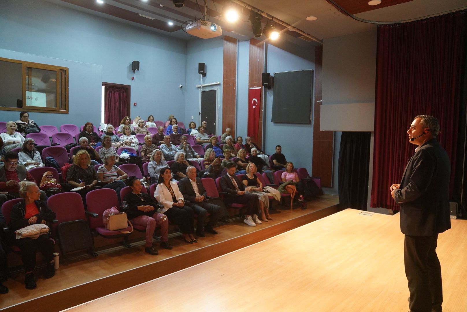 Seferihisar’da 3. Yaş Üniversitesi’nde güz dönemi başladı