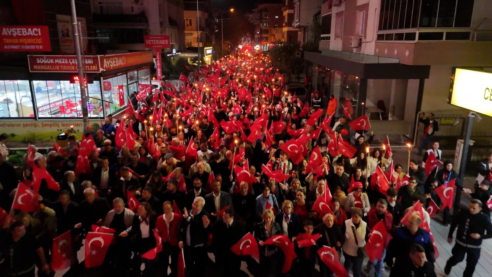 Spot Torbalı’da 29 Ekim Kutlamaları, Binlerce Kişinin Katıldığı Kortej Ve Konserle Devam Etti (2)