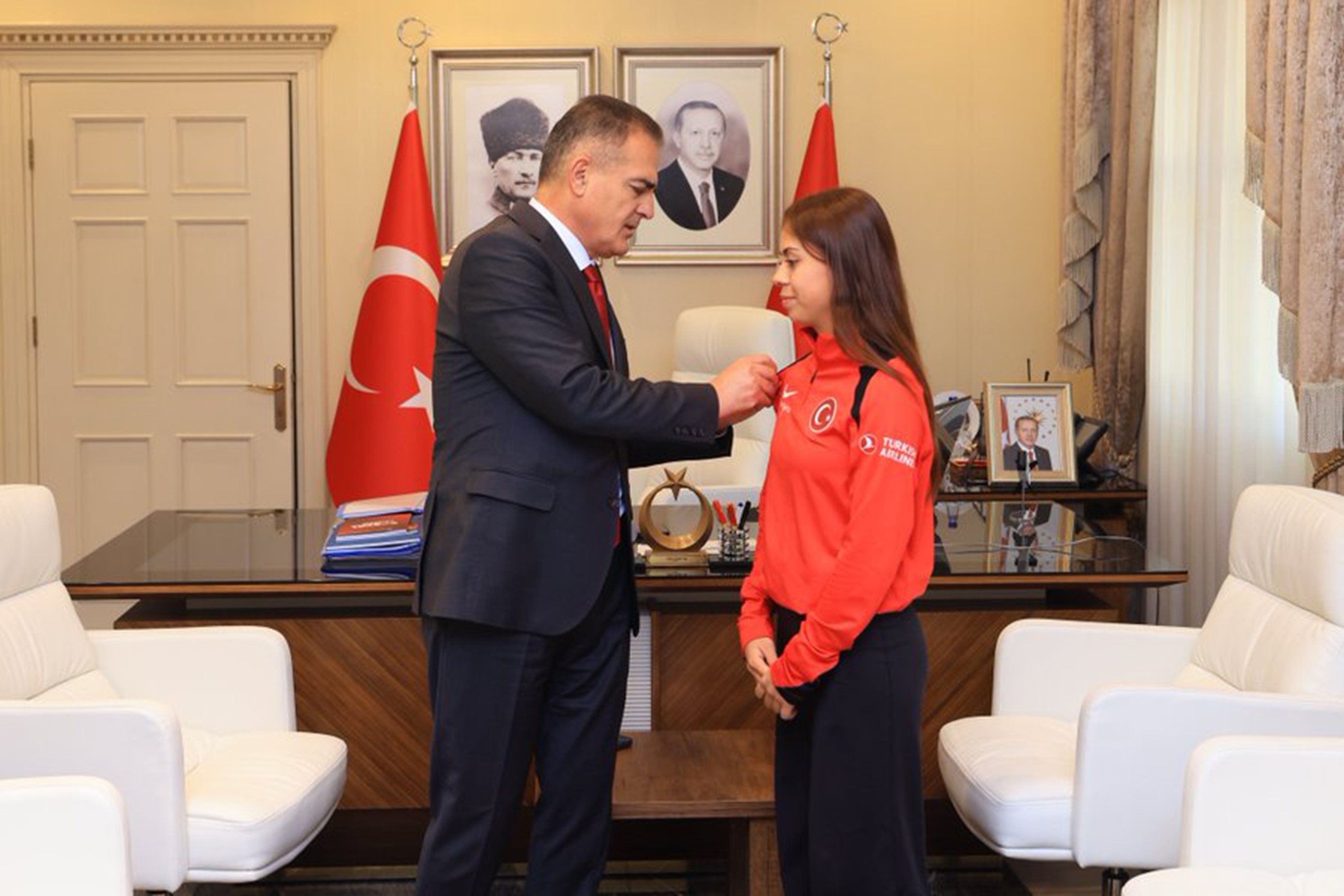 Vali Akbıyık’tan Milli Okçulara Anlamlı Ödül (2)