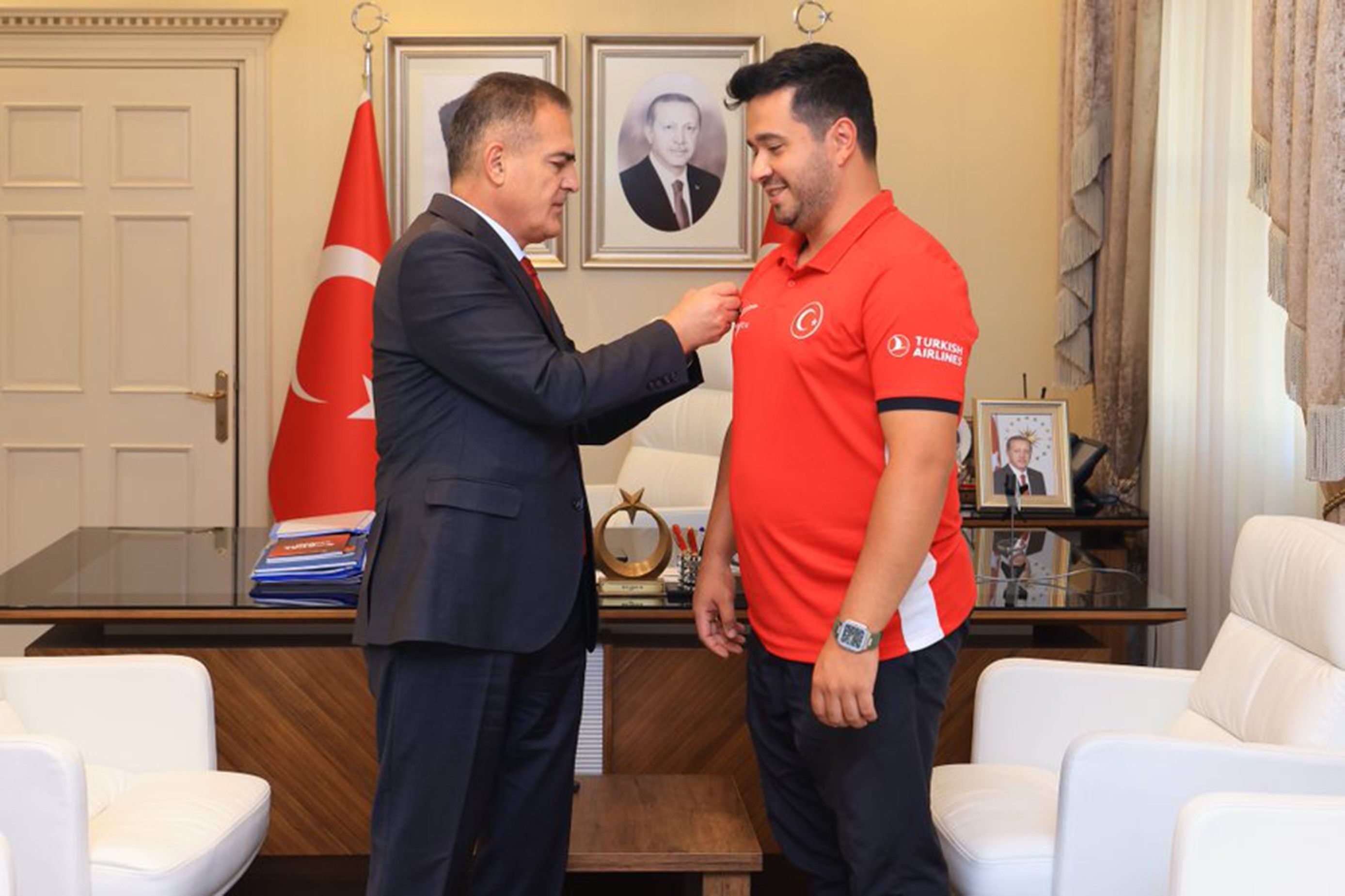 Vali Akbıyık’tan Milli Okçulara Anlamlı Ödül