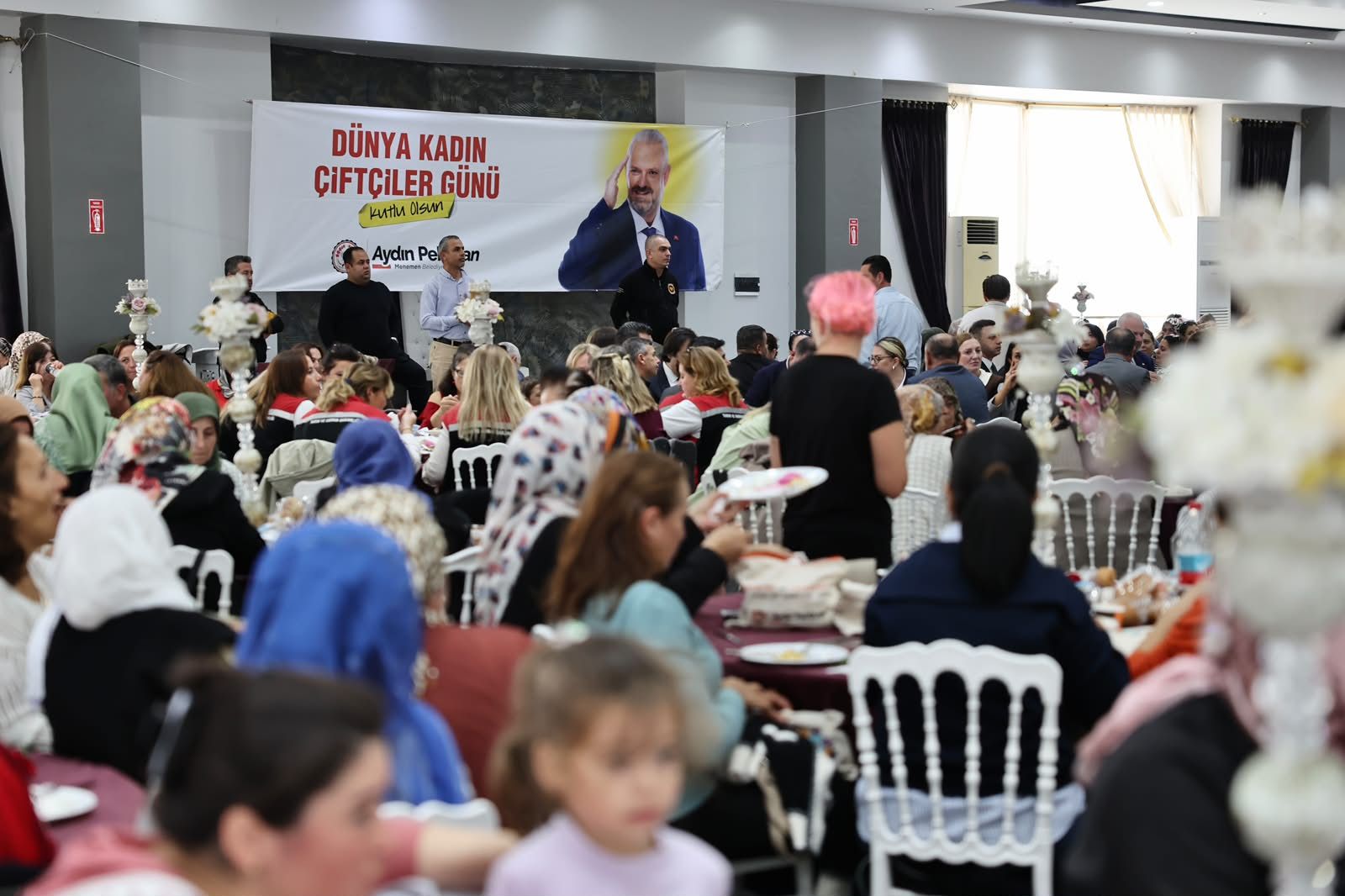 Menemen Belediyesi, Dünya Çiftçi Kadınlar Günü kapsamında ilçenin farklı mahallelerinden üretici kadınları bir araya getirdi. Programda kadınların tarımsal üretimdeki emeğine dikkat çekildi.
