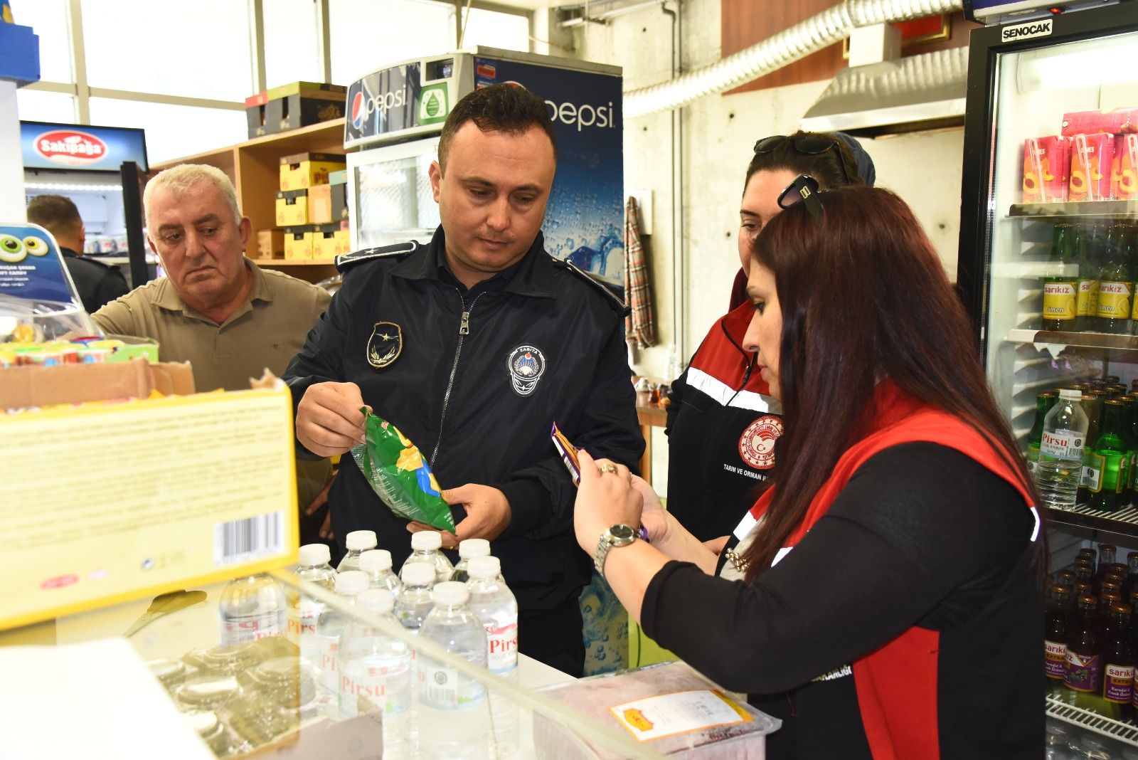 Menemen Belediyesi zabıta ekipleri, ilçe genelindeki okul kantinlerini son kullanma tarihi, fiyat etiketi ve hijyen kuralları açısından denetledi.