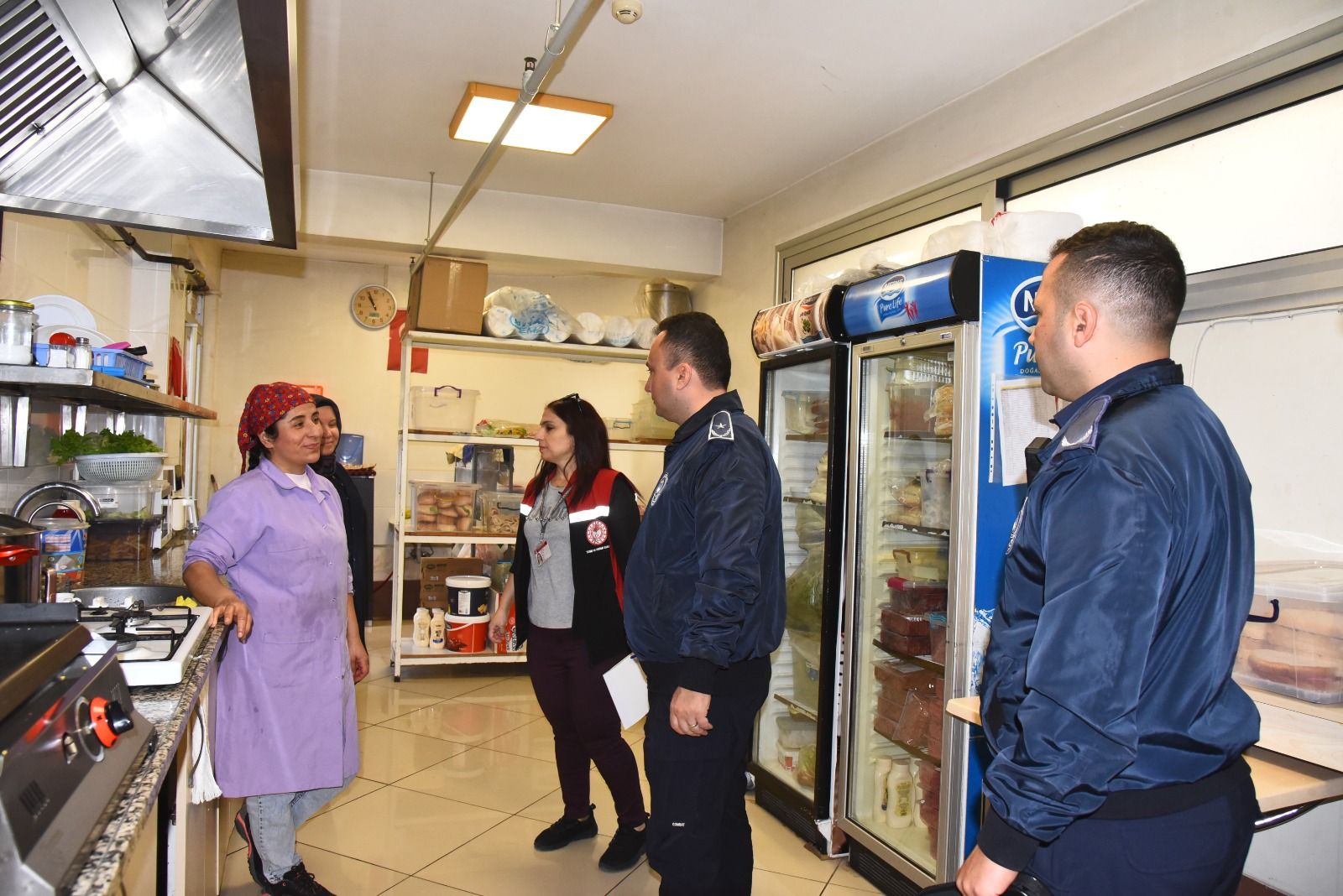 WhatMenemen Belediyesi zabıta ekipleri, ilçe genelindeki okul kantinlerini son kullanma tarihi, fiyat etiketi ve hijyen kuralları açısından denetledi.