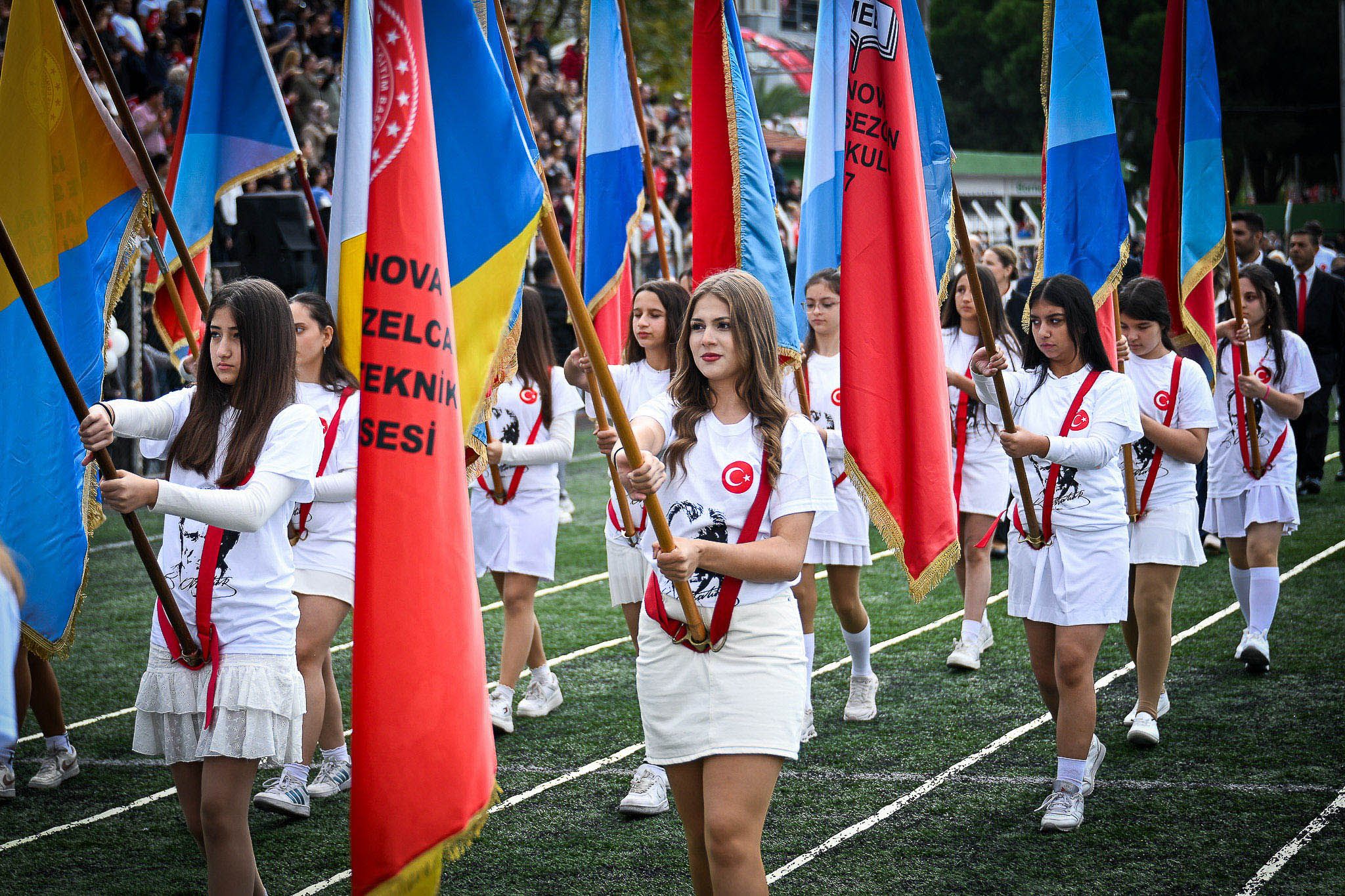 Bornova’da Cumhuriyet Bayramı coşkusu: Binlerce kişi yürüdü!