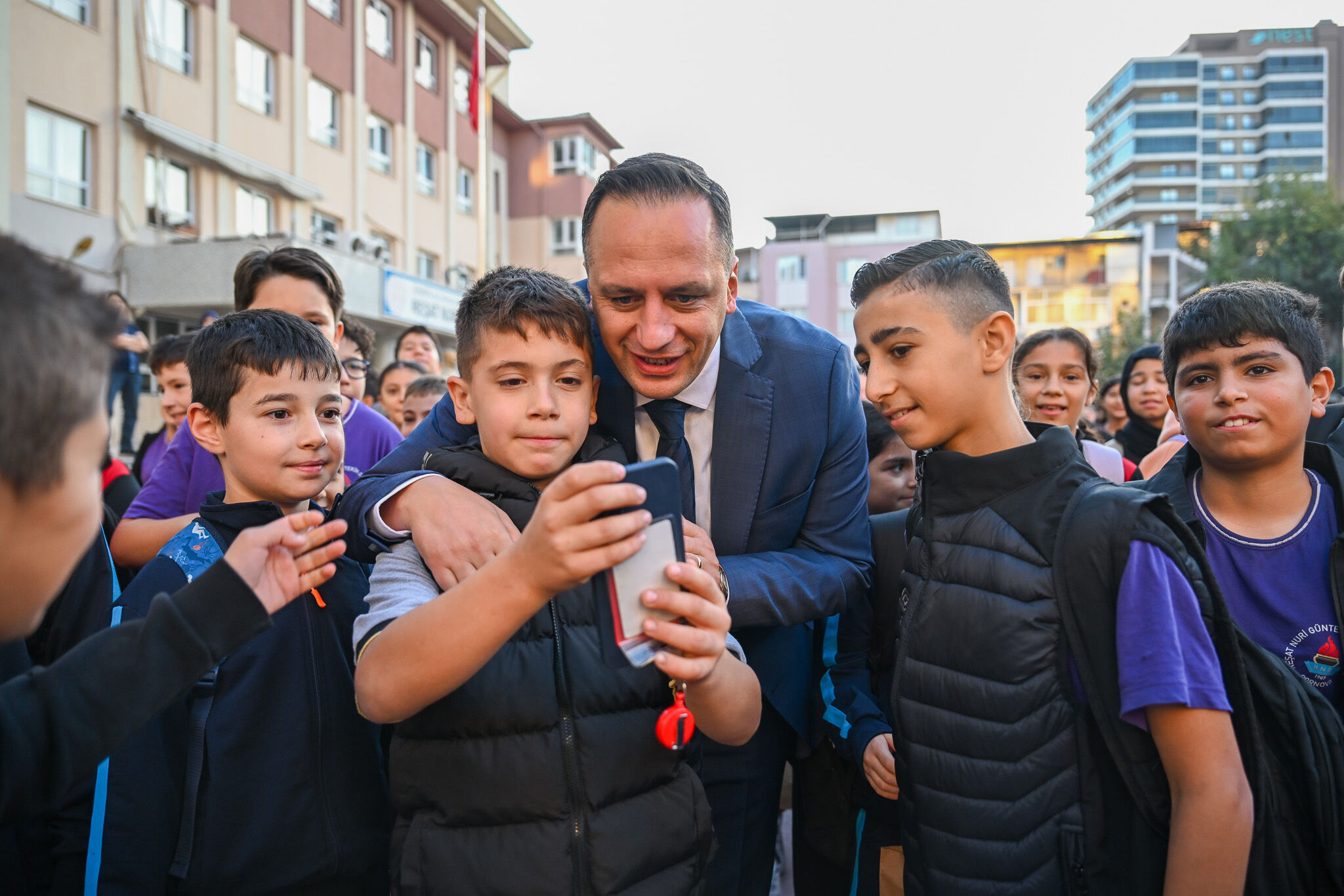 Bornova Belediyesi, öğrencilerin beslenme ihtiyacına destek olmak amacıyla okullarda kumanya dağıtımını sürdürüyor.